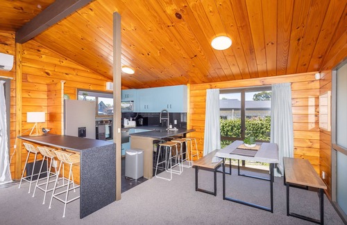 Hamilton Lake House | Handy to Hospital. Entire home in Hamilton, New Zealand