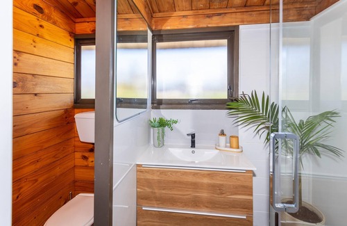 Hamilton Lake House | Handy to Hospital. Entire home in Hamilton, New Zealand