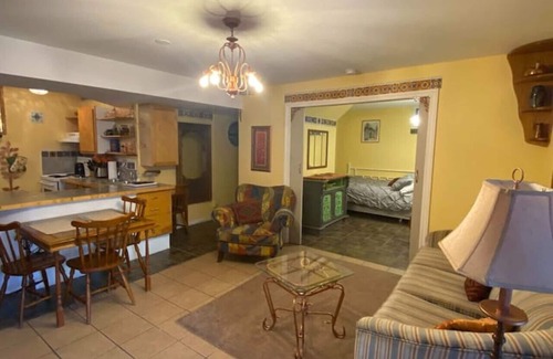 Castlegar Apartment | Hanna's Downtown Suite