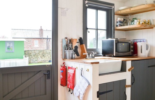 Wigton Cottage | Hannah’s Shepherds Hut is in a great little complex on the old site of a historical Roman fort.