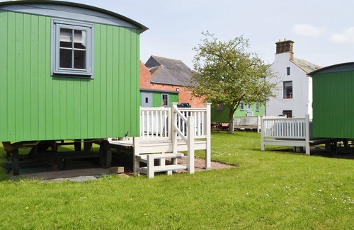 Wigton Cottage | Hannah’s Shepherds Hut is in a great little complex on the old site of a historical Roman fort.