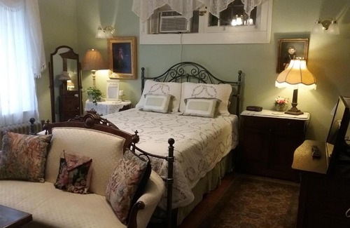 Downtown Niagara Falls Bed & Breakfast | Hanover House Bed and Breakfast