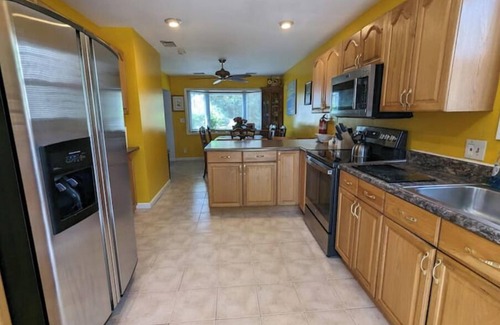 Hyattsville House | Hans' Villa - Charming 8 Bedroom Home with 2 Bathsnn
