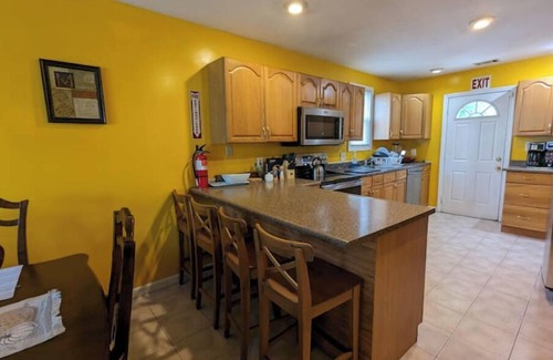 Hyattsville House | Hans' Villa - Charming 8 Bedroom Home with 2 Bathsnn