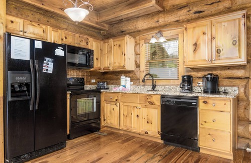 Black Bear Falls Cabin | Happy Bear: Perfect Cabin to Keep the Whole Family Happy, Only Minutes from Downtown Gatlinburg!