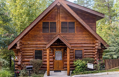 Black Bear Falls Cabin | Happy Bear: Perfect Cabin to Keep the Whole Family Happy, Only Minutes from Downtown Gatlinburg!