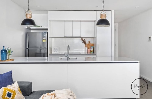 Newcastle Apartment | Happy Honeysuckle - WiFi included - No Airbnb Fees