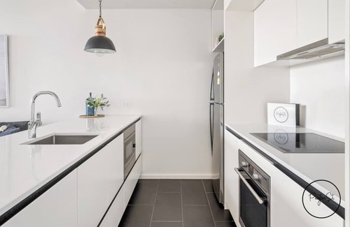 Newcastle Apartment | Happy Honeysuckle - WiFi included - No Airbnb Fees