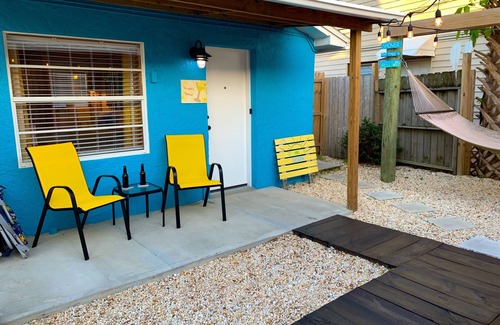 Capri Isle Cottage | Happy Hour ACROSS THE STREET FROM THE BEACH