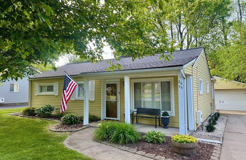 Auburn Hills House | Happy-Little-House: Clean, Cozy, Cute! King Bed & Family-Friendly. A+ Location.