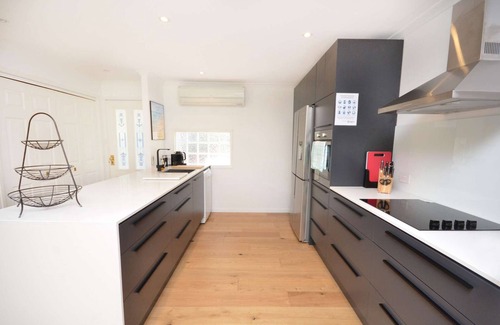 Avoca Beach House | "Happy Ours" - Walking Distance to Shops & Beach