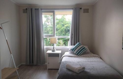 Garran House | Happy Spacious Home nr Canberra Hospital