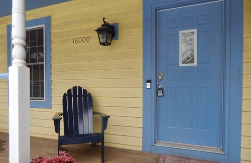 Union Pier House | Harbor Haven: Union Pier's Charm Shines in the Fall!