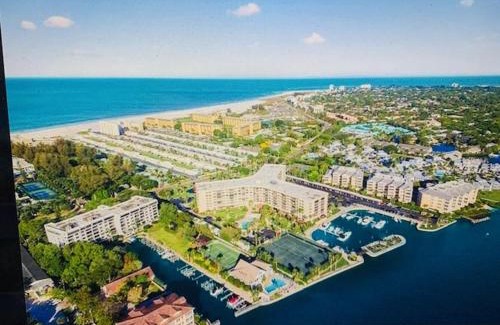 Siesta Key Apartment | Harbor Towers Yacht and Racquet Club on Siesta Key