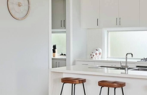 Clifton Springs House | Harbour Horizons Balcony BBQs and Calm Water Views