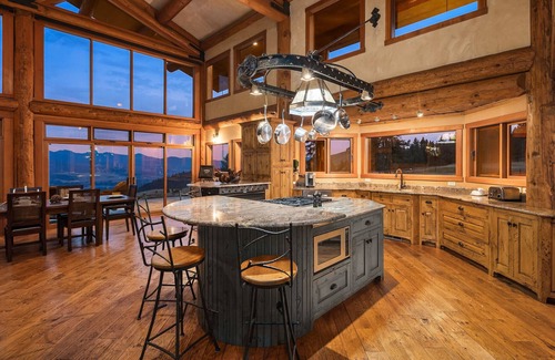 Republic House | Hardrock Ranch - Gorgeous Lake & Mountain Views