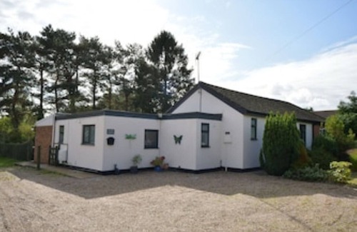 Woodhall Spa House | Hare Lodge - Spacious 2 Bedroom Attached Bungalow With Parking and Garden