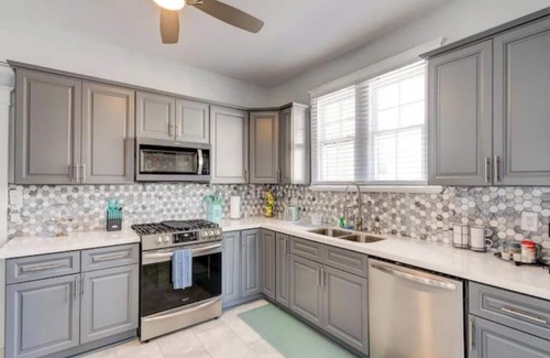 Fairgrounds Apartment | Harleaux Chateaux by Jazz Fest & City Park!