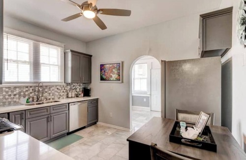 Fairgrounds Apartment | Harleaux Chateaux by Jazz Fest & City Park!