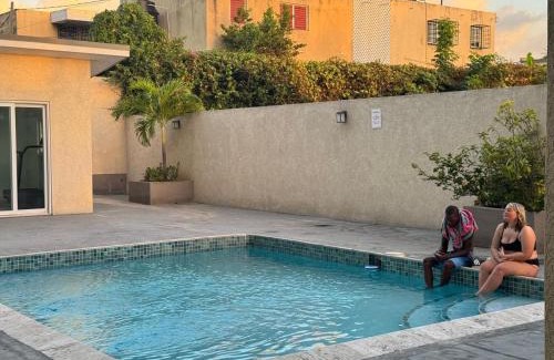 Kingston Apartment | Harloes Suites - Kingston - Free Parking and Pool