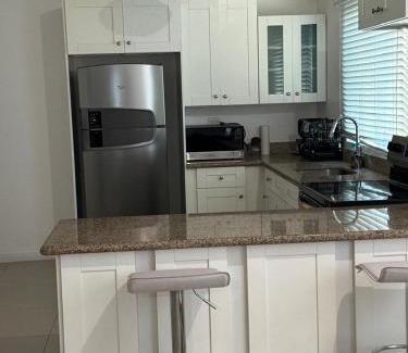 Kingston Apartment | Harloes Suites - Kingston - Free Parking and Pool