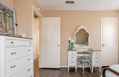 Kansas City House | Harmony House - Cozy & Close to Everything