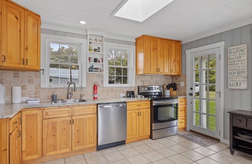 Gloucester House | Harolds House-Sound Front Home with Dock