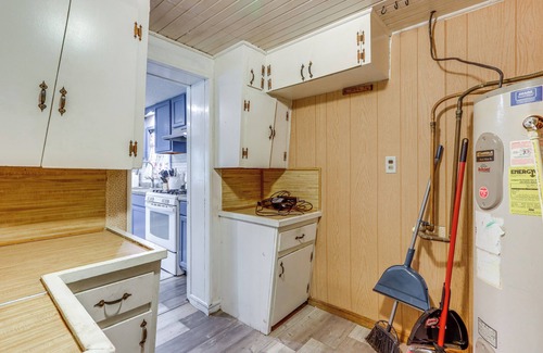 Harrison Cottage | Harrison Getaway w/Yard & Parking: Near Fishing
