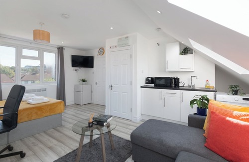 South Harrow Apartment | Harrow Haven Retreat - Modern City Apartment
