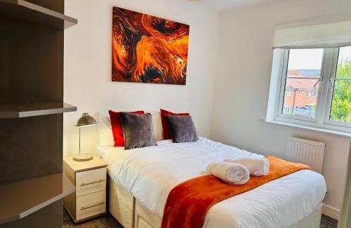 Leavesden Villa | Harry Potter Stay with Watford & London Links - Family house