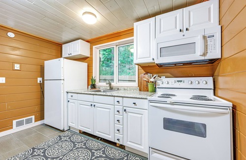 Burley House | Harstine Island Home w/Hot Tub & Beach Access!