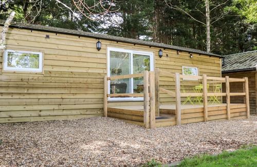 Staplefield Cottage | HARVEST LODGE, pet friendly, with a garden in Bolney