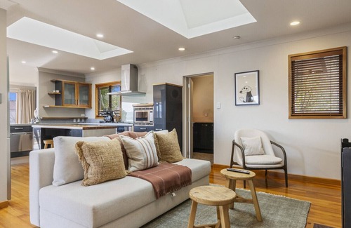 Waipahihi House | Harvey Lake House - stylish comfort with lake views