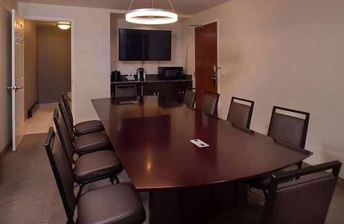 O'Hare Hotel | Hassle-free Stay w/Complimentary Airport Shuttle, Pets are Welcome!