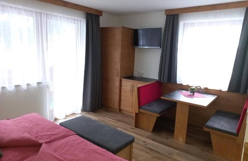 Flirsch Hotel | Haus Alpenflora - Triple room with balcony