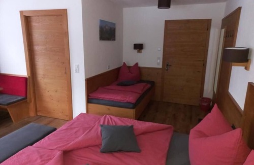 Flirsch Hotel | Haus Alpenflora - Triple room with balcony