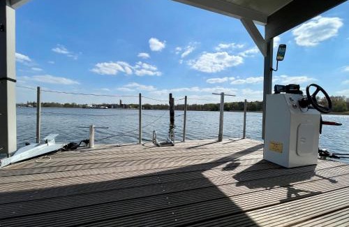 Luebeck Boat Rental | Hausboot Janne Lübeck Inclusive Kanu nach Verfügbarkeit SUP und WLAN 50 MBit s Flat