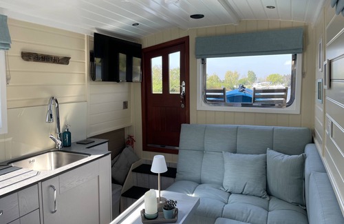 Tatenberg Boat Rental | Hausboot "lütje" - Urlaub auf dem Wasser