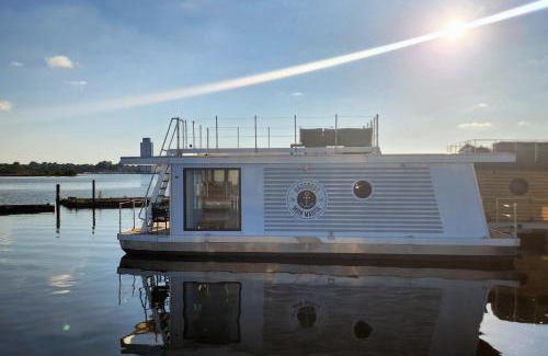 Schleswig Boat Rental | Hausboot Moin Madita in exklusiver Lage