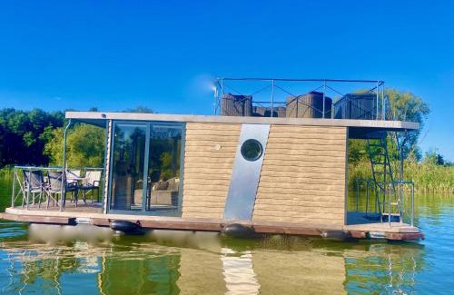 Schumachersiedlung Boat Rental | HAUSBOOT - Schwimmende feststehende Ferienwohnung direkt auf der Havel mit Weitblick aufs Wasser