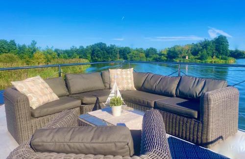 Schumachersiedlung Boat Rental | HAUSBOOT - Schwimmende feststehende Ferienwohnung direkt auf der Havel mit Weitblick aufs Wasser