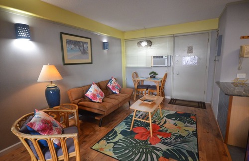 McCully - Moiliili Apartment | Hawaiian King 405 1-Bedroom, King Bed and Sleeper Sofa, Pool and BBQ Grill