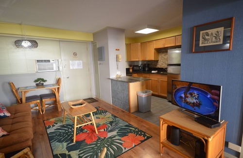 McCully - Moiliili Apartment | Hawaiian King 405 1-Bedroom, King Bed and Sleeper Sofa, Pool and BBQ Grill