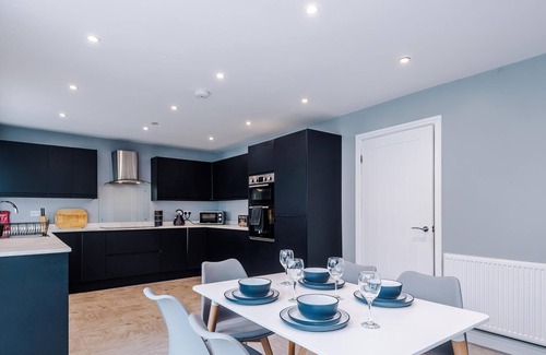 Ewloe House | Hawarden Very Spacious/Detached/5 bed Driveway