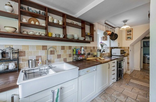 Taicynhaeaf Cottage | Hawddamor cottage with wood burner & * Hot tub *
