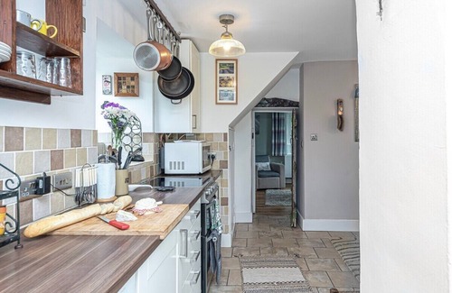 Taicynhaeaf Cottage | Hawddamor cottage with wood burner & * Hot tub *