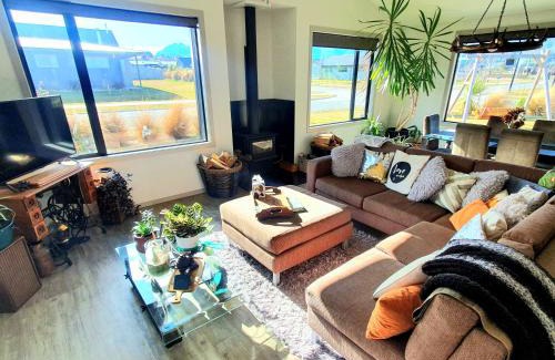 Lake Hawea House | Hawea Heaven: Superking beds + Hot Tub + Mountain