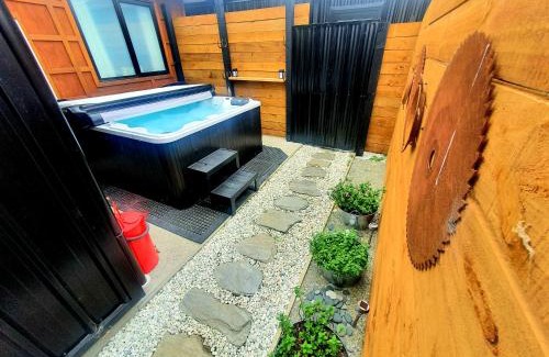 Lake Hawea House | Hawea Heaven: Superking beds + Hot Tub + Mountain