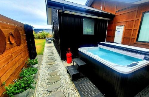 Lake Hawea House | Hawea Heaven: Superking beds + Hot Tub + Mountain