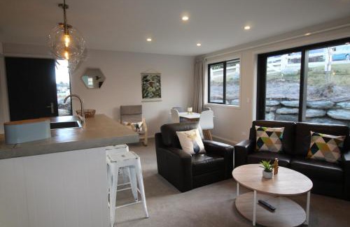Lake Hawea House | Hawea Mountain cottage